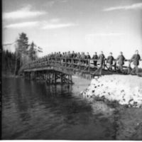 SLM POR54-3355-1 - Björkvik får bro byggd av bockar, foto 1954.