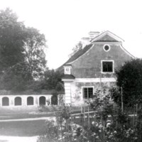 SLM Ö352 - Trädgårdsmuren och gavelhus vid Ökna säteri i Floda socken