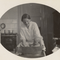SLM P2013-800 - Helga Segerberg med sin nyfödda dotter Thorun, 1923