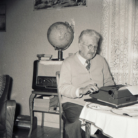 SLM X11-009 - Robert Johnson vid skrivmaskinen, 1950-tal