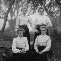 SLM P07-2360 - Fyra unga kvinnor, troligtvis släktingar till Kerstin Lindh