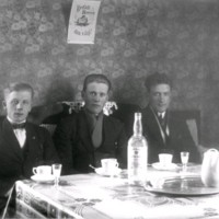 SLM M033033 - Tre unga män med kaffe och brännvin, Anderslund i Husby-Oppunda socken