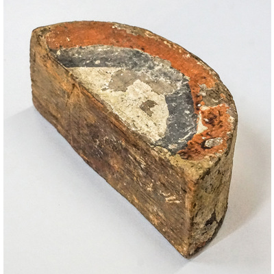 SLM 13824 1 - Bemålat fragment, halvcirkel, troligtvis del av kyrkligt föremål