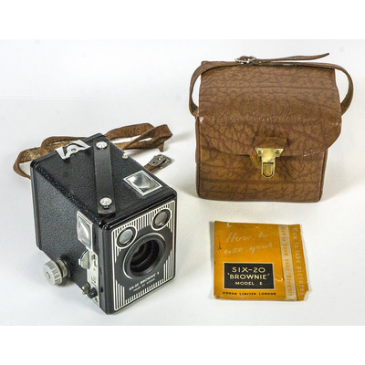 SLM 37827 1-4 - Kodak lådkamera med väska, från mitten av 1900-talet