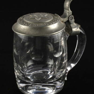 SLM 12583 3 - Ölsejdel av glas, med tennlock, från barstugan 