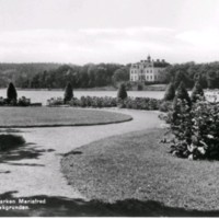 SLM M028239 - Vykort, slottsparken med Gripsnäs, cirka 1941
