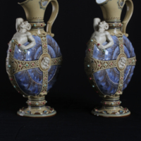 SLM 7818, 7819 - Två prydnadskaraffer av porslin, Villeroy & Bosch, 1800-talets senare del