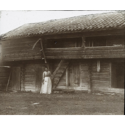 SLM DIA2022-0013
- Kvinna vid loftbod, Långängen i Nykvarn, ca 1900