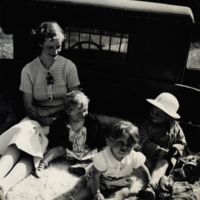 SLM P08-2225 - Familjerna Ljungwald och Julin på väg till badet, 1936