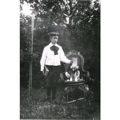 SLM AR478 - Skolgossen Filip Wallin (f. 1892) med hund, 1900-tal