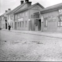 SLM M033718 - Järnvägstorget utmed Fruängsgatan i Nyköping år 1915