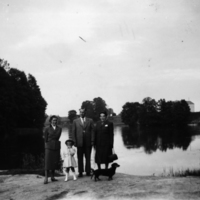 SLM P06-271 - Midsommar i Halla 1954, Ingeborg Eriksson och Gudrun, Axel och Signe Eriksson