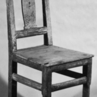 SLM 4777 - Gulmålad stol med stiliserad balusterbricka, från Flen