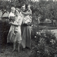 SLM P12-274 - Familjen Johansson år 1943