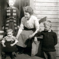 SLM P11-3468 - Karl Johan Nilsson med sin syster Glory, mamma Agnes och Solveig, 1920-tal