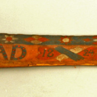 SLM 22608 - Skäkteträ med skuren och målad dekor, initialer KAD, daterad 1824