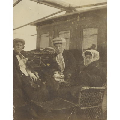 SLM P07-692 - Tre kvinnor äter lunch på en båt