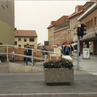SLM P2016-0914 - Amnestygrupp 130 i Flen, skyltar inför loppmarknad 1996