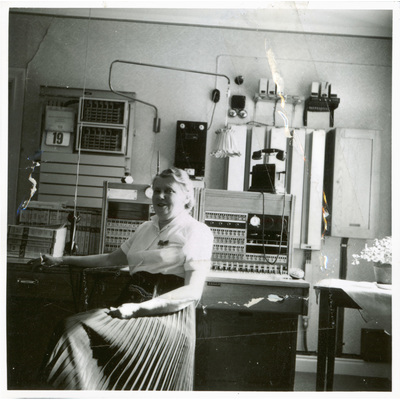 SLM P2017-0382 - Maria Eriksson vid telefonväxeln 1955