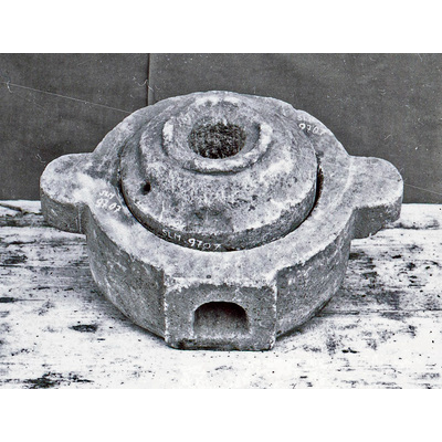 SLM 9707 - Handkvarn av marmor, med tillhörande löpare