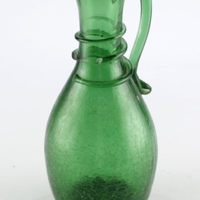 SLM 6555 - Karaff av grönt glas med hänkel och pålagd spiral runt halsen