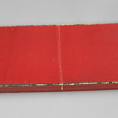 SLM 28370 - Låda med rött papper, förvaring av kragar, från Ökna säteri i Floda socken