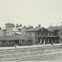 SLM M001683 - Vingåkers järnvägsstation med postkontor i den låga byggnaden. Stambanan invigdes år 1862 av Karl XV.