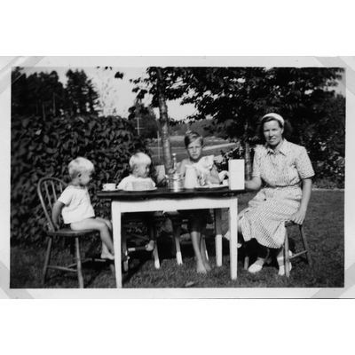 SLM P2019-0094 - Fika hos familjen Blomberg i Råby ca 1948