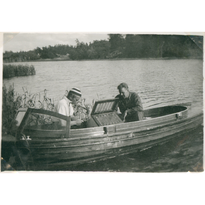 SLM P2019-0469 - Två män i en roddbåt, 1930-tal