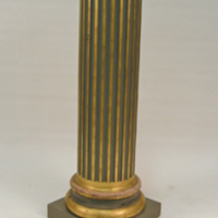 SLM 7086 1-2 - Piedestaler i form av avbrutna kolonner, räfflade i guld och grågrönt