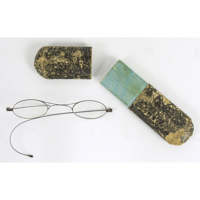 SLM 54936 - Glasögon med smala glas och tillhörande pappfodral, 1800-tal