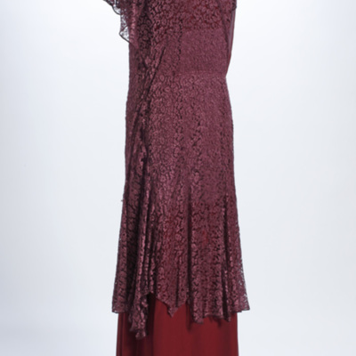 SLM 10351 - Hellång klänning av mörkröd georgette, klädd med spets, 1930-tal