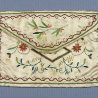 SLM 5151 - Broderad plånbok av vitt siden, motiv med hus, 1700-talets senare del eller 1800-talets början