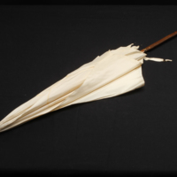 SLM 7344 - Parasoll av vitt siden med krycka i form av svanhuvud med ögon av glas