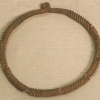 SLM 18012 35 - Vendelring, halsring av brons med spiralvridna tenar, från Lebro i Kattnäs socken