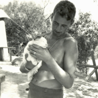 SLM P2013-1695 - Olle Brennius med katten Nasser under Suezkrisen 1956-57