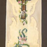 SLM 24072 - Bokmärke av perforerat papper med figurer i relief, klistrat på sidenband