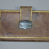 SLM 5353 - Plånbok av skinn, lila sidenfoder, insidan med silkesbroderi på etamin