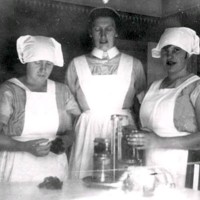 SLM M034259 - Tre kvinnor vid Grankulla, konservering