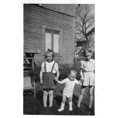 SLM P2018-0373 - Gertrud och hennes kompis Mona tar hand om lillebror Bo, början av 1950-talet.