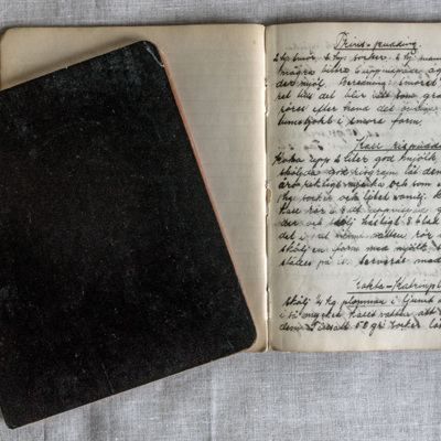 SLM 37428 1-2 - Två handskrivna receptböcker som har tillhört Jenny Strömvall (1886-1979)
