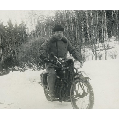 SLM P09-1594 - En man kör motorcykel i vinterlandskap