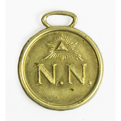 SLM 51375 - Amulett av nickel med initialerna N.N. och 