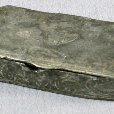 SLM 2351 - Rektangulär dosa av tenn, troligen en snusdosa