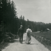 SLM P12-562 - Gösta (Bernhard Österman) och Greta med Göstas käpp på hemväg till hotellet i Karersee, augusti 1905