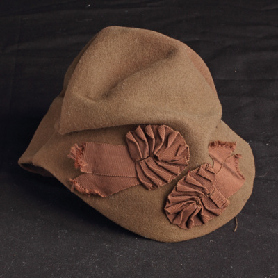 SLM 37185 - Hatt av brun yllefilt prydd med band, 1930-tal