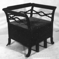 SLM 5521 - Sängstol, karmstol med utdragbart underrede, från Nyköping