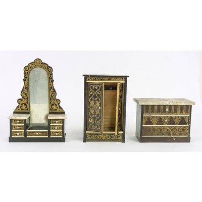 SLM 54889, 54890, 54891 - Dockskåpsmöbler av trä med tryckt dekoration i guld, toalettbord, garderob och byrå
