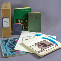 SLM 37234 1-11 - Studieböcker i tyska, förvarade i kartong, 1960-70-tal