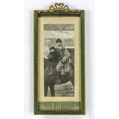 SLM 39485 - Inramat foto, Maud Cronhielm och Jan Carl Åkerhielm på häst
